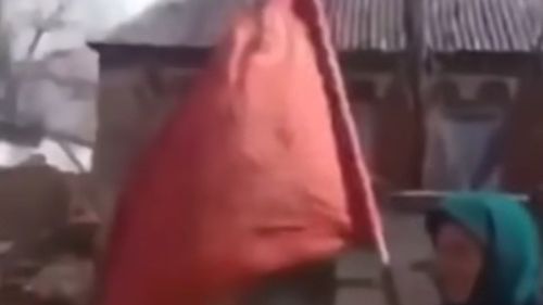 Kremlinul recurge din ce în ce mai des la simbolurile sovietice. Statuia „Bunicii cu steagul URSS”, amplasată în mai multe orașe din Rusia și zone ocupate din Ucraina