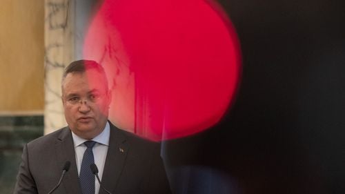 Caragiale trăiește. ”O scrisoare pierdută”, varianta 2023. Ministerul Educației susține că o sentință referitoare la premierul Ciucă, pe care trebuia să o atace cu recurs la Înalta Curte în termen de cinci zile de la primire, ar fi ajuns inițial la persoana anonimă VB, iar plicul cu sentința ”s-a primit” oficial la cabinet fix cinci zile mai târziu