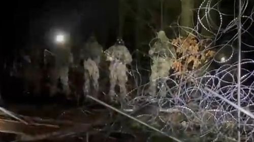 Sute de migranți din Belarus au rupt gardul de sârmă de la graniță cu Polonia. Atacul a fost supervizat de forțele bieloruse