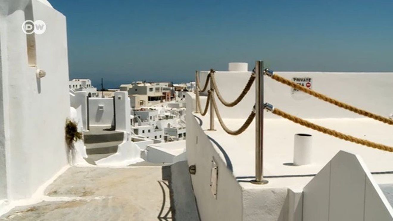 VIDEO Cum arată vacanța pe insula grecească Santorini în plină pandemie / Străduțe pustii și hotelieri care se gândesc să se apuce de agricultură