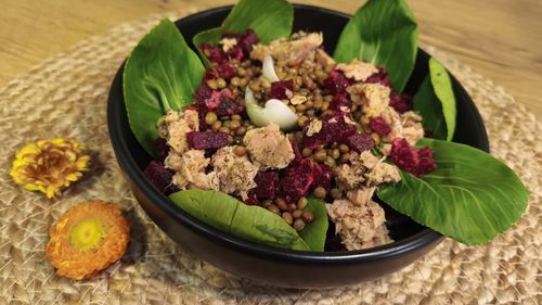 Salată caldă cu linte, sfeclă și ton aromatizat / Bună și de prânz și de cină și de luat la pachet / Conține multe proteine 