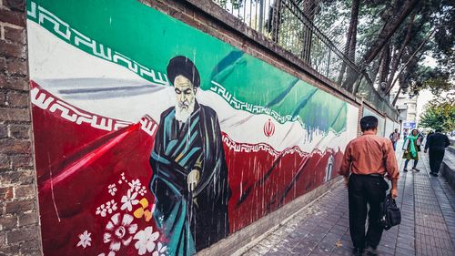 Moneda naţională iraniană, rialul, se depreciază la cel mai scăzut nivel istoric faţă de dolar, după restabilirea sancţiunilor ONU