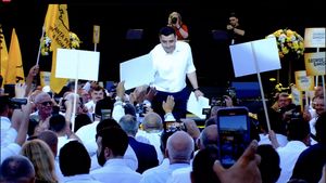 George Simion, lansare oficială a candidaturii sale pentru alegerile prezidențiale: Vin cu soluția împroprietăririi românilor. 1 milion de apartamente la prețuri accesibile. Nu facem alianță cu PSD și PNL. Cei care n-ați dat bir cu fugiții, care ați venit azi aici, nu veți rămâne nerecompensați