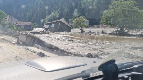 Ce a rămas din Broșteni, după inundații / Călin Păușeriu (inspector agricol): Culturile de porumb și cartof sunt îngropate sub apă și mâl / Pajiștile au fost distruse / Mircea Păușeriu (veterinar): „Toți morții, oameni și animale, au fost luați de ape și duși, până la Poiana Teiului, adică la 35 de kilometri distanță”