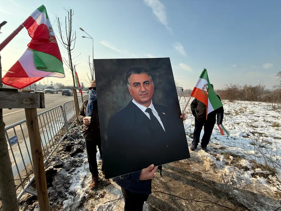 protest iranieni ambasada SUA București