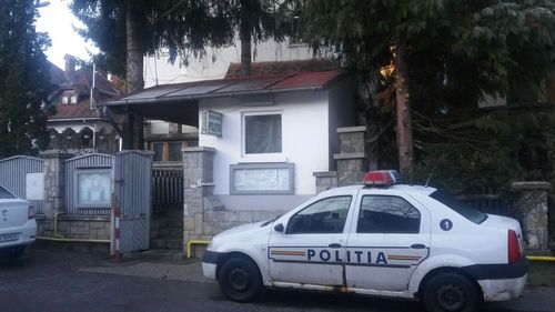 Tânărul din Sinaia care a protestat în fundul gol în fața sediului poliției, implicat ulterior într-un jaf de o sută de mii de euro, a fost trimis în judecată