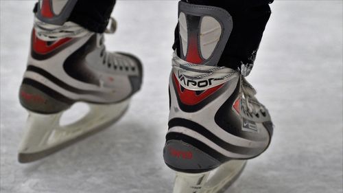 Comună cu 1800 de locuitori investește 100 de mii de euro într-un patinoar cu suprafață sintetică / Primar: ”Este foarte interesant să vezi, în această perioadă, copiii patinând în tricou”