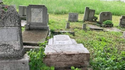 Cimitirul evreiesc din Bacău a fost profanat, simboluri naziste au apărut pe 18 morminte 