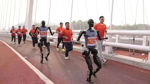 Prima cursă de alergare pe distanțe lungi, la care vor participa alături de oameni și roboți umanoizi, va avea loc în China / Roțile sunt strict interzise