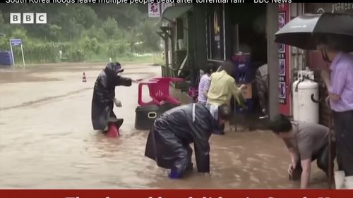 Bilanţul victimelor inundaţiilor din Coreea de Sud a ajuns la 35 / Opt morți au fost scoși dintr-un tunel inundat