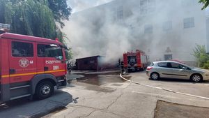 UPDATE: Incendiul izbucnit la o anexă a Operei Naționale București a fost stins, nu există victime și nici pagube însemnate