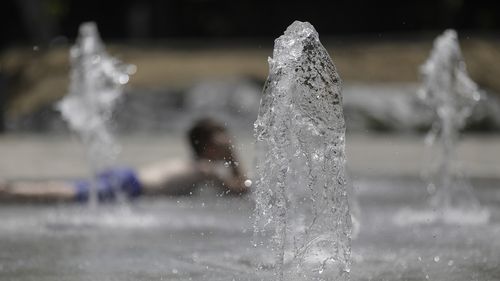 Şapte judeţe se află joi sub avertizare cod roşu de caniculă. Pentru alte zone au fost emise coduri galben şi portocaliu, fiind afectată cea mai mare parte a ţării