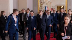 „Am început un proces de reconciliere între administraţie şi societate” / Nicușor Dan s-a întâlnit cu diaspora din Paris / Emmanuel Macron îl primește marți după-amiază