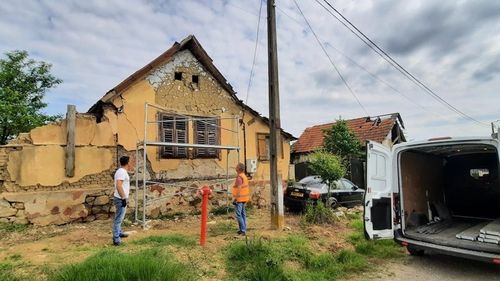 30 de case dintr-un sat din Timiș vor fi zugrăvite în 3 zile / Peste 450 de voluntari participă la ediția din acest an a Festivalului Faptelor Bune - Color The Village