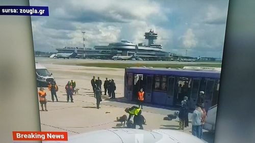Avionul Ryanair, deturnat la Minsk, a fost lăsat să plece spre Vilnius. Lipsesc 6 dintre pasagerii inițiali. 5 ar fi ofițeri KGB care au ajutat la arestarea opozantului Protasevici. Adina Vălean: Vom lua măsuri împotriva Belarus. E un act de piraterie aeriană