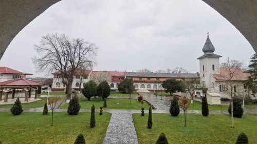 VIDEO Călător în Banat | De la sărăcie la binecuvântare: Povestea mănăstirii Timișeni, una dintre cele mai vizitate așezăminte monahale de lângă Timișoara / Programul pentru slujba de Înviere