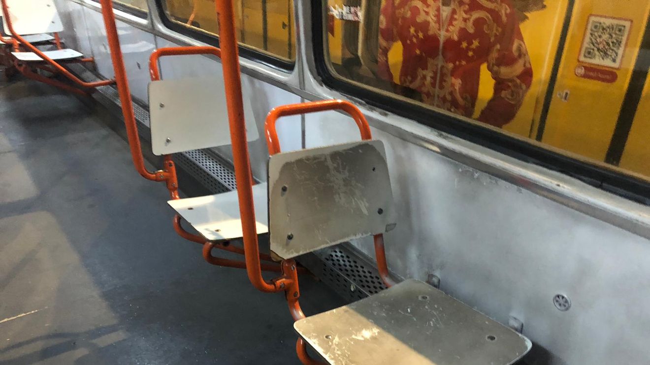 80 de autobuze, troleibuze şi tramvaie ale STB, retrase temporar din circulație după controalele ANPC: "Este totul vechi! Dar de ce este şi murdar?"