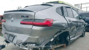 Cinci automobile de lux, blocate de polițiștii de frontieră în Portul Constanța / Mașinile erau avariate total, iar legislația nu permite importul lor