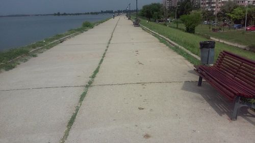 București: Digul de pe Lacul Morii - amenajat cu iluminat public, pistă de alergare și bănci