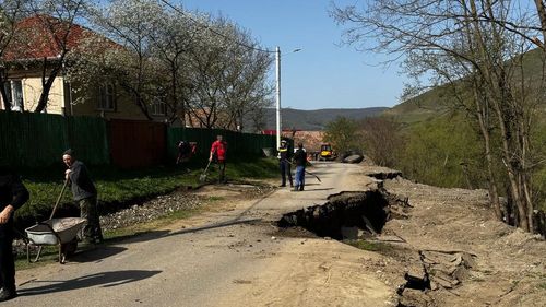 Alunecare de teren într-o localitate din județul Alba / Accesul autovehiculelor este restricționat pentru 56 de case din zonă / A fost afectată și conducta de apă care alimentează satul