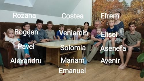 O familie din Ucraina, cu 13 copii, locuiește de un an în Mărginimea Sibiului: „Cred că acasă nu ne mai întoarcem” / ”Ne aflăm printre creștini, cu ei discutăm și nu are cum să fie rău”