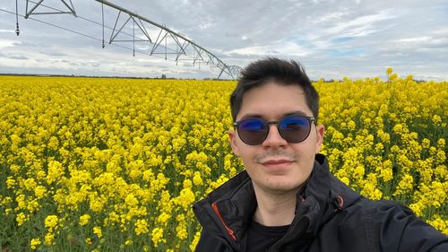 VIDEO Un IT-ist pe câmp: De ce a lăsat un tânăr calculatoarele pentru a fi fermier și ce obstacole întâmpină/ Reticența la progres, lipsa forței de muncă și comunicarea deficitară dintre stat și fermieri (galerie foto)