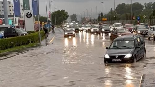 UPDATE 40 de mesaje RO-Alert trimise în jumătate de țară din cauza inundațiilor / Efectele furtunii de joi aseară: Localități fără curent, zeci de copaci căzuți, mașini și case avariate, străzi inundate