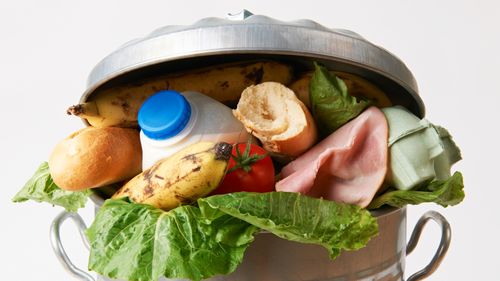 Un român aruncă, în medie, o porţie de mâncare pe zi / 6.000 de tone de alimente sunt irosite zilnic la nivelul întregii ţări (asociație)