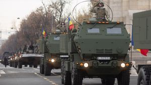 Militarii fac repetiţii pentru parada de 1 Decembrie, în poligonul Ghencea / Avertisment al Ministerului Apărării: Parte a tehnicii va tranzita zona / Aceste deplasări de tehnică sunt activităţi planificate
