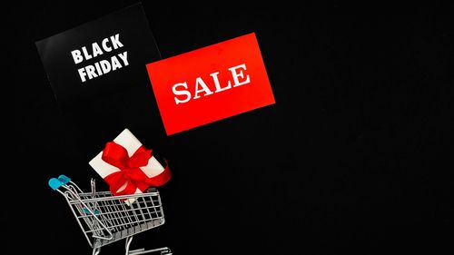 Millenialii revin în magazine de Black Friday pentru a evita falsurile și pentru oferte reale