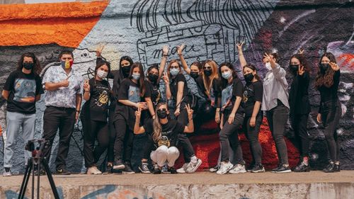 FOTO Un dig de 50 de metri din Portul Tomis, ”îmbrăcat” cu desene despre cum ne schimbă tehnologia/ Tinerii din Constanța au lansat concursul de artă stradală #ComeToUpgradeYourCity