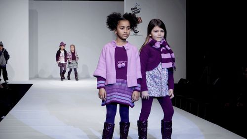 O companie din China a înșelat părinții cu peste 50.000 de dolari punând în scenă un fals show de modă pentru copii, sub sigla unor branduri de lux