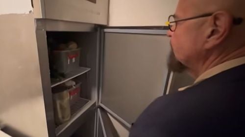 VIDEO Comisarii ANPC au controlat din nou restaurantul chinezesc din Mall AFI Cotroceni, pe care îl închiseseră acum câteva zile / Produse expirate, gândaci şi pereţi murdari, într-un depozit unde le fusese refuzat accesul