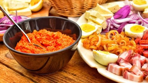 Gastronomia devine cartea de identitate a Țării Hațegului/ Proiectul ”Meniu Hațegan”: crema hațegană de fasole boabe cu ciuperci și costiță afumată/Rețeta a fost recuperată de jurnalistul culinar Cosmin Dragomir