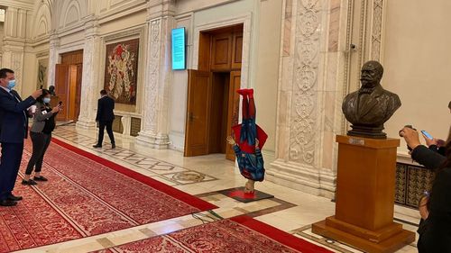 PSD a instalat un Superman căzut în cap pe holul din fața plenului Parlamentului în ziua moțiunii de cenzură
