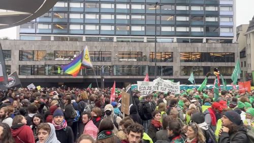 Zeci de mii de oameni protestează în Bruxelles împotriva planurilor de austeritate ale Guvernului De Wever