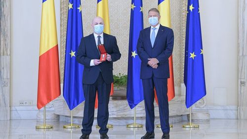 Deputatul comunităților evreiești din România, Silviu Vexler, a fost decorat de președintele Iohannis cu Ordinul Naţional 'Pentru Merit' în grad de Cavaler