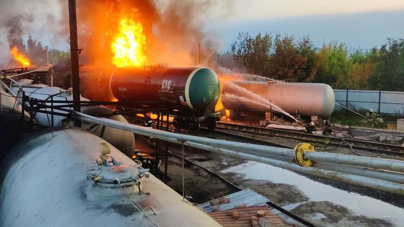 VIDEO Incendiu puternic la un depozit de petrol din orașul Donețk, controlat de separatiștii pro-ruși, în urma unui atac al forțelor ucrainene (primar)