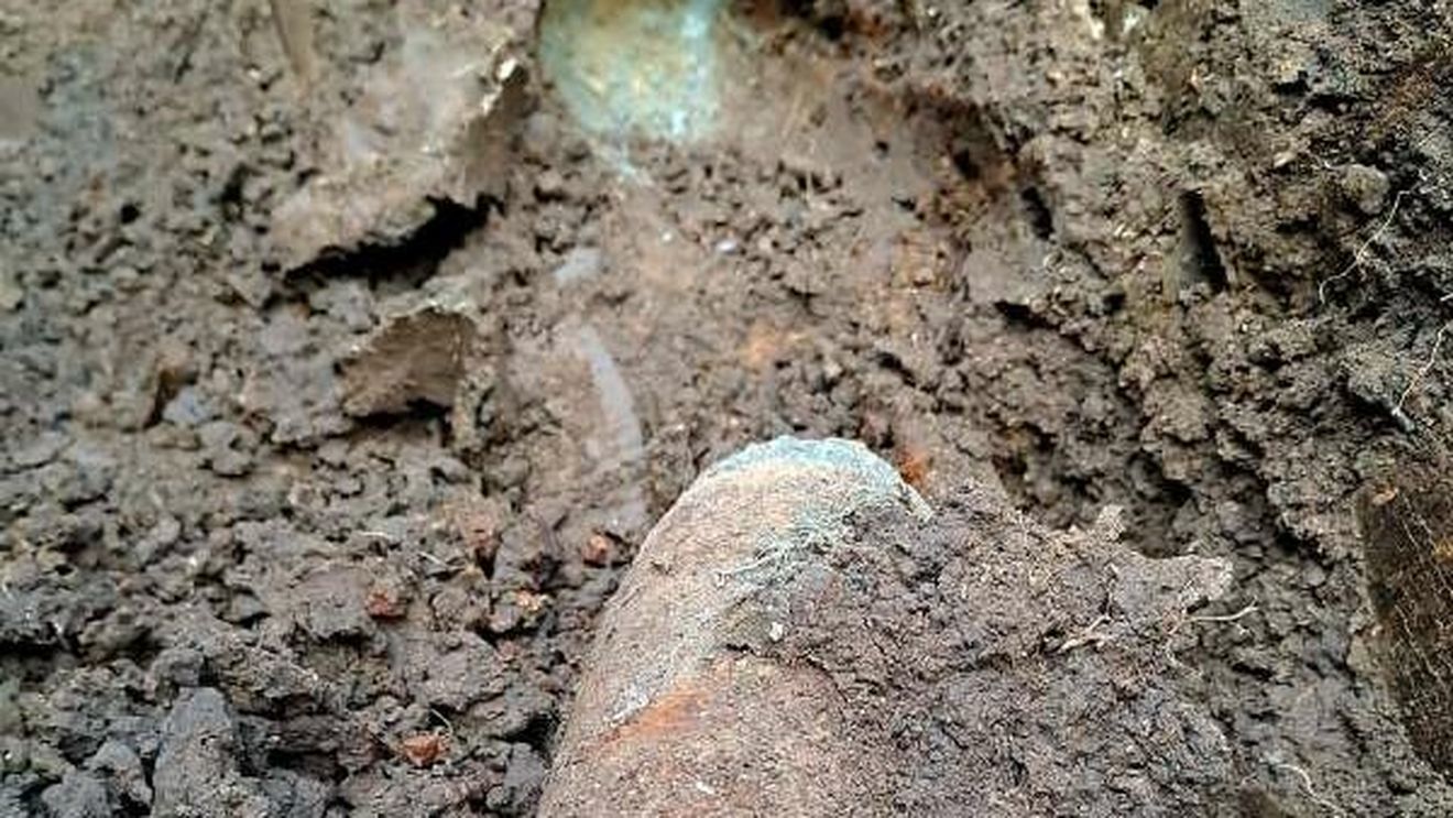 Un proiectil exploziv de calibru 75 de milimetri a fost găsit într-un cimitir din județul Giurgiu de un bărbat care pregătea un loc de veci