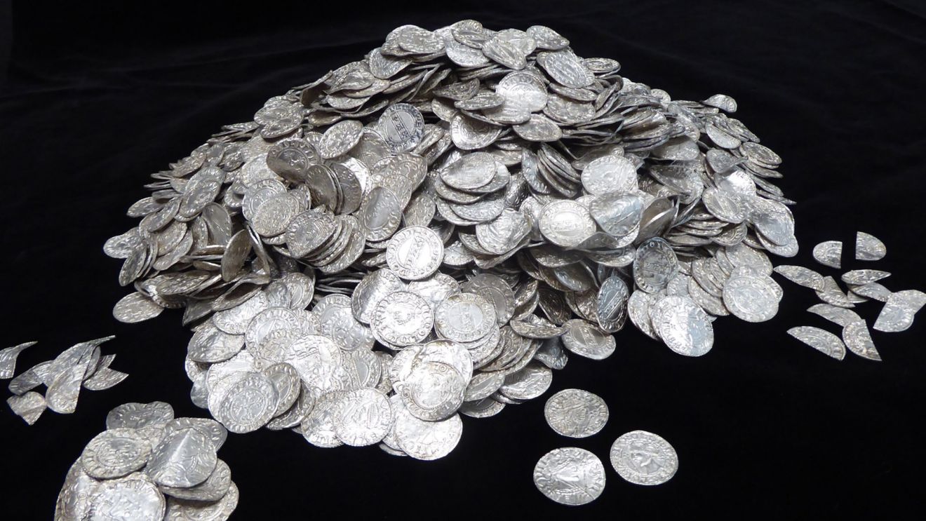 O comoară de 2.500 de monede de argint, îngropată timp de o mie de ani, a fost vândută pentru suma record de 5 milioane de euro