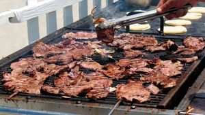 Ce este skirt steak, carnea de vită aproape la fel de bună, poate chiar mai aromată, decât variantele scumpe / Bucata gustoasă și accesibilă se marinează înainte de gătire și se servește tăiată perpendicular pe fibre pentru frăgezime maximă