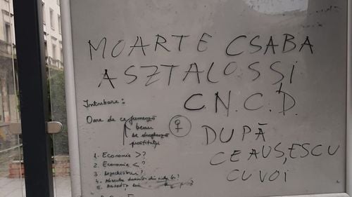 FOTO Amenințări cu moartea la adresa șefului CNCD Csaba Asztalos, scrise într-o stație de autobuz din centrul Bucureștiului