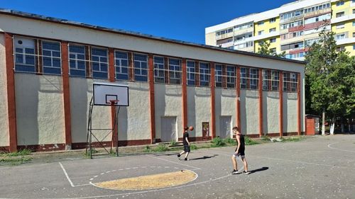 DEZBATERE Ce șanse are noul plan de acțiune pentru siguranța în școli, publicat de MAI, să îi scape pe tineri de consumul de droguri: ”cadru foarte general”, ”fără substanță” / ”Avem nevoie de un model condus de medici, nu de polițiști”