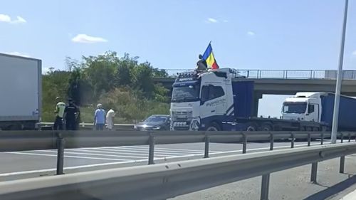 Apeluri pe rețelele sociale pentru blocarea intrărilor și ieșirilor din București / Traficul pe A1 a fost reluat / Tirul care blocase autostrada a fost tras pe banda de urgență / Avertismentul Jandarmeriei: Blocarea circulației, infracțiune care se pedepsește cu închisoare de la 3 luni la doi ani