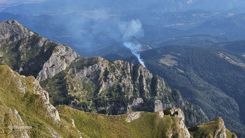 Turiştii, sfătuiţi să evite principalele trasee din Bucegi, în acest weekend, din cauza reactivării incendiului din Valea Bujorilor