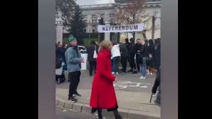 VIDEO Polonia: referendum fictiv pentru "anexarea" ambasadei Rusiei din Varșovia