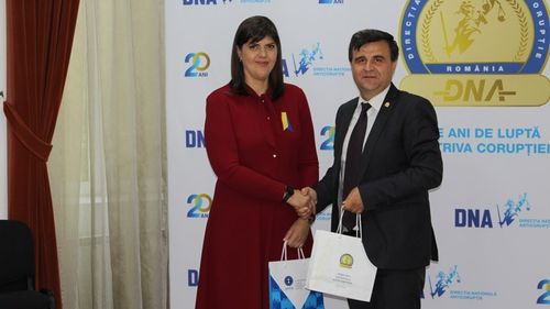 Laura Codruța Kovesi, în vizită la DNA / Șefa Parchetului European a discutat cu Crin Bologa despre extinderea cooperării în combaterea corupției transfrontaliere și a fraudei cu fonduri europene