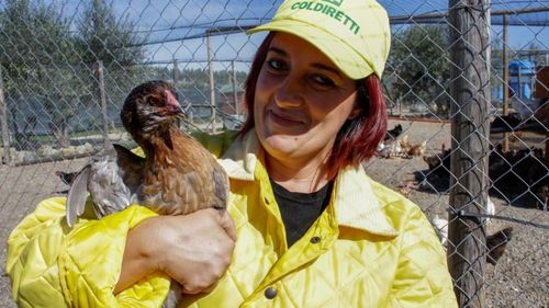O româncă stabilită în Italia a primit premiul ”Oscar Green 2022” / Titlul e acordat tinerilor antreprenori care valorifică produsele locale / Mihaela Dinică deține o fermă în provincia Siena și crește o rasă de găini unicat în regiune