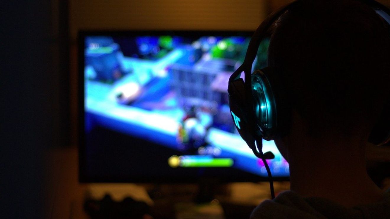 Studiu: Gamerii riscă pierderea ireversibilă a auzului pentru că stau cu volumul la maxim