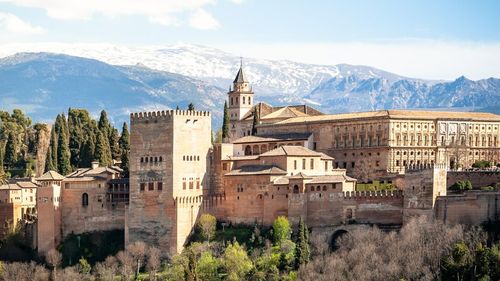 Curiozități, tradiții și lucruri mai puțin știute despre încoronările de-a lungul secolelor, în diferite monarhii din Europa/ De când și din ce țară vine tradiția încoronării